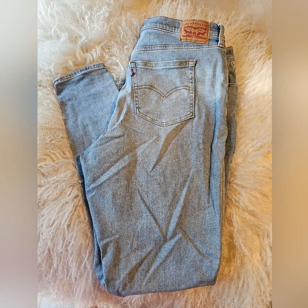 Levi’s super skinny distressed jeans 720 High Rise